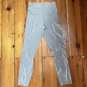 Lulu Lemon Gray Capri Reflective leggings Size 4